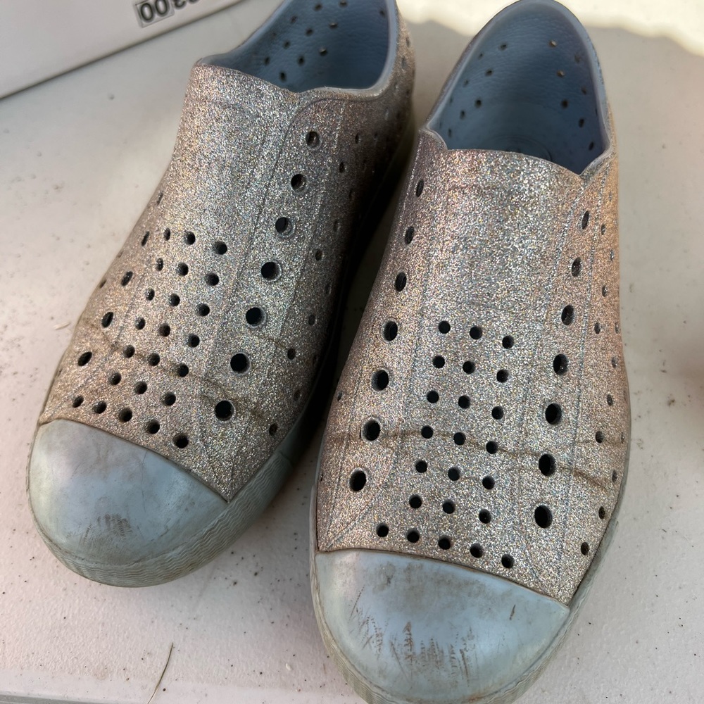 Native shoes, size J2